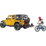 bruder Jeep Wrangler Rubicon Unlimited, Modellfahrzeug gelb/schwarz, Inkl. Mountainbike und Radfahrer