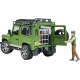 bruder Land Rover Defender Station Wagon, Modellfahrzeug grün/schwarz, Inkl. Förster und Hund