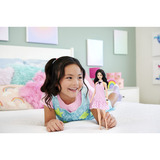 Mattel Barbie Fashionistas Puppe mit schwarzen Haaren und rosa Gingham-Kleid 