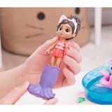 Spin Master DreamWorks Gabby's Dollhouse Cat Adventures - Purrific Pool Party Spielset, Kulisse mit Gabby- und Meerkätzchen-Figur