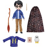 Spin Master Wizarding World Harry Potter - Geschenkset mit Harry Potter-Puppe, Spielfigur ca. 20,3 cm groß, inkl. Besen, Tarnumhang und weiterem Zubehör