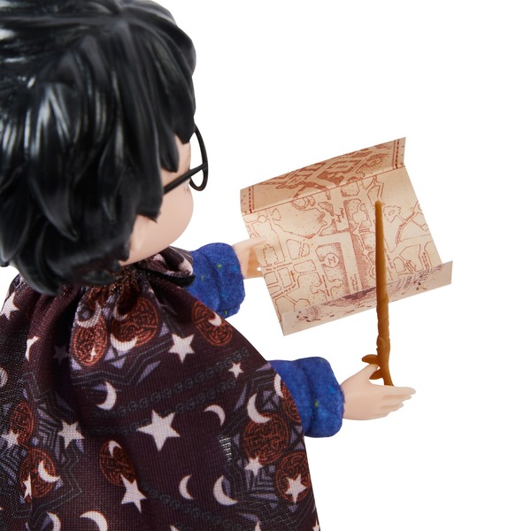 Spin Master Wizarding World Harry Potter - darilni set z lutko Harry Potter, igralno figuro višine cca 20,3 cm, vključno z metlo, nevidnim plaščem in drugimi dodatki