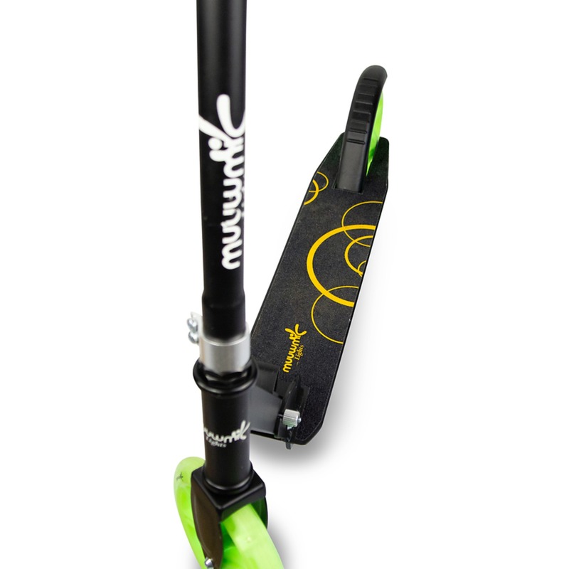 Muuwmi Lights Aluminium Scooter GLOW 200 mm schwarz/grün, mit Leuchtrollen und Glow-Effekt