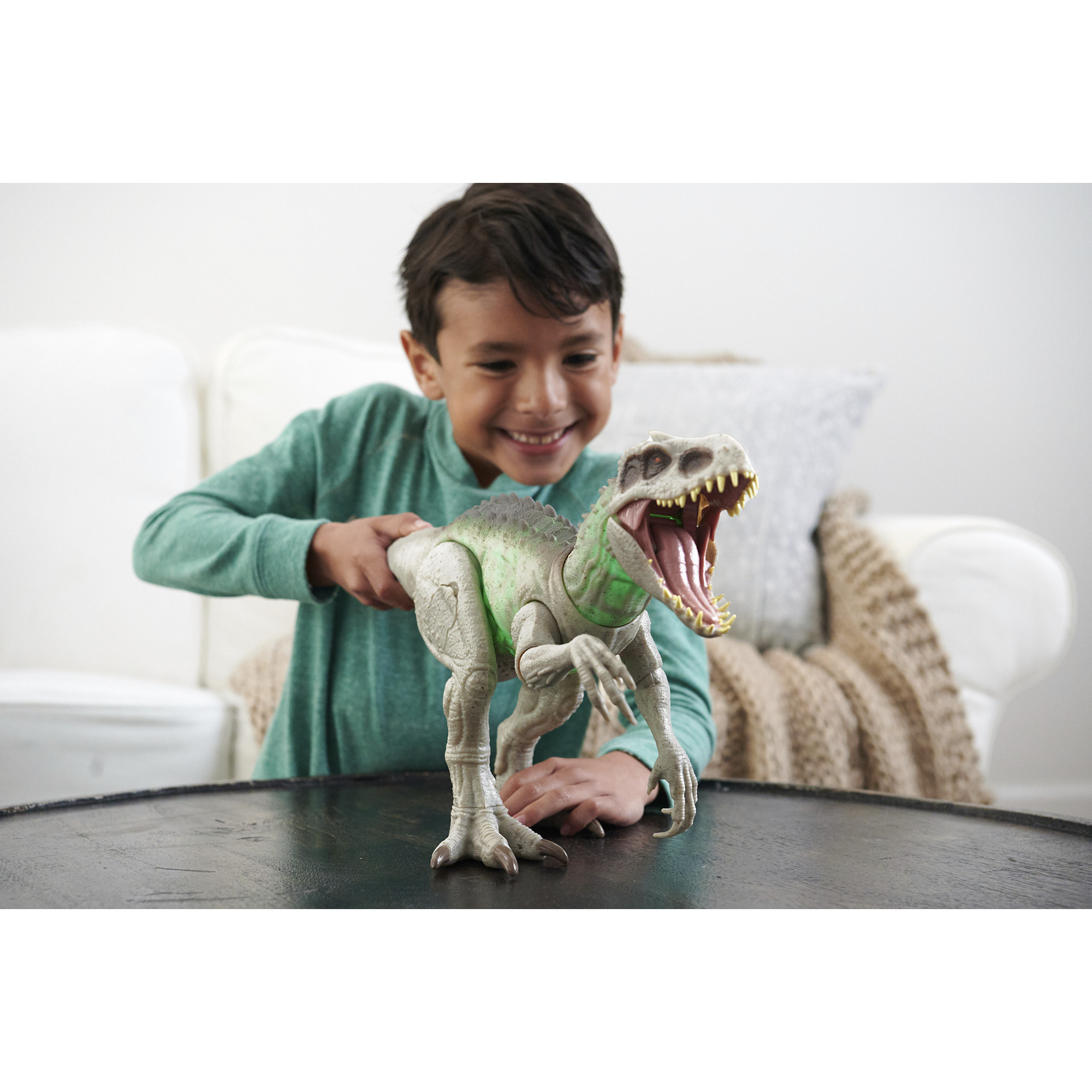 Mattel Jurassic World Tarnen und Kämpfen Indominus Rex, Spielfigur mit Lichtern, Sound und Bewegungsmechanismus