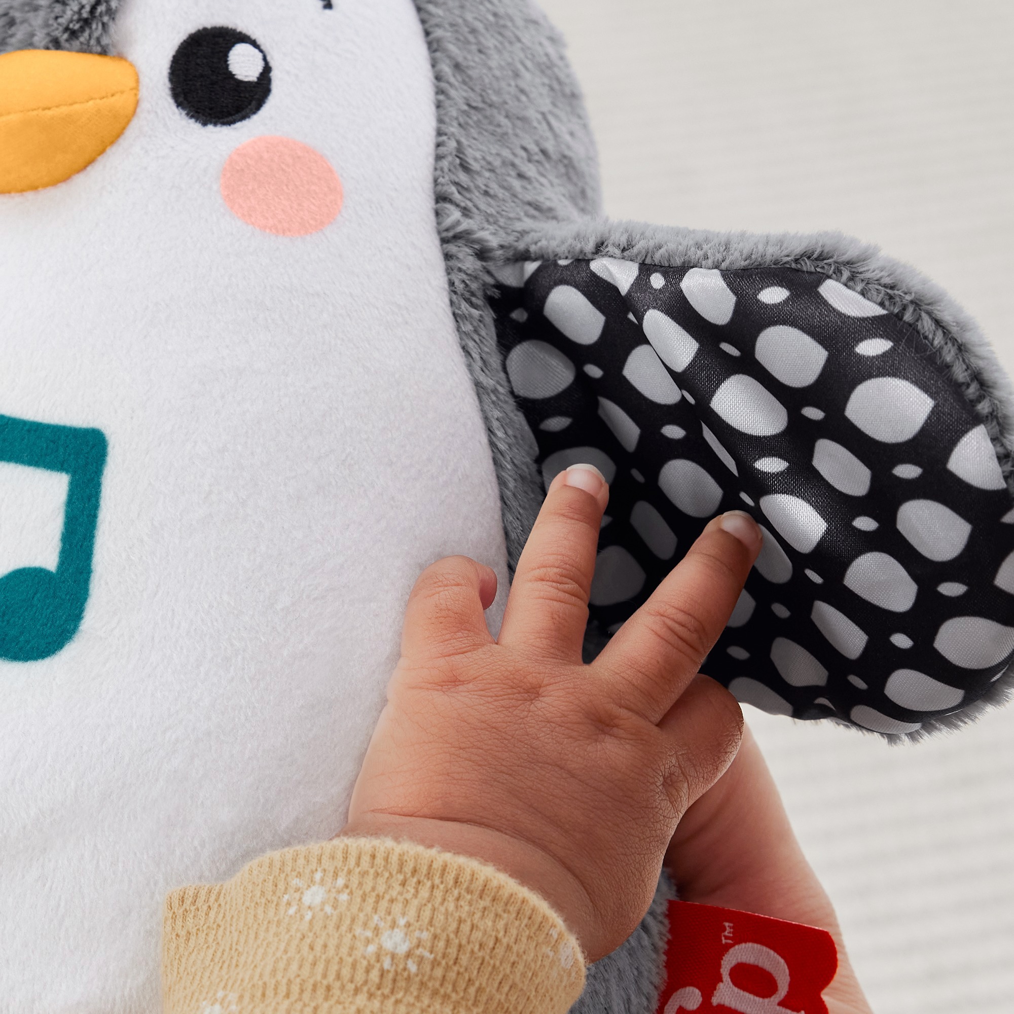 Fisher-Price Flatter & Wackel Pinguin, Kuscheltier schwarz/weiß, zum Spielen in der Bauchlage, mit Musik